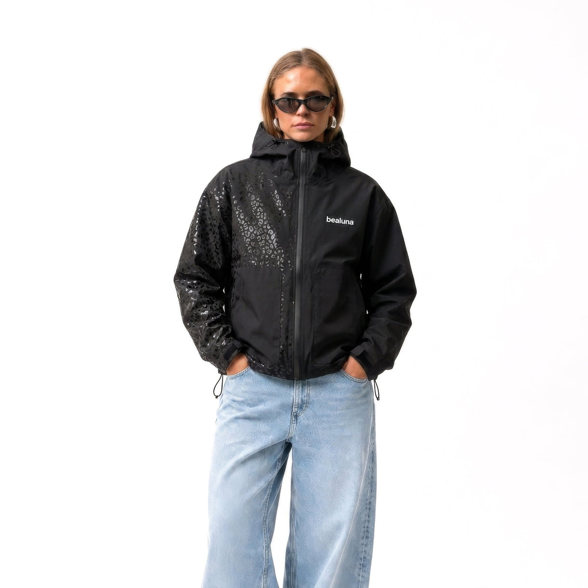 Mannequin en studio avec la veste noire
