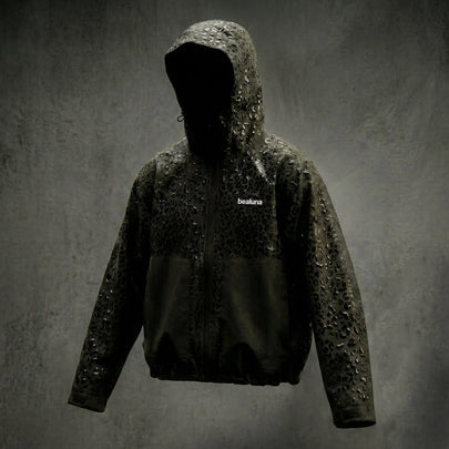 Studio sur fond sombre, veste mouillée