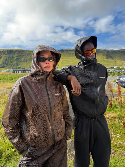 Deux personnes portant la veste dans un paysage