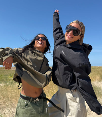 Deux filles dans les dunes avec la veste