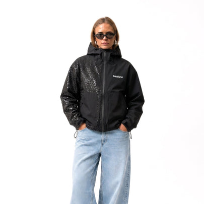 Mannequin en studio avec la veste noire