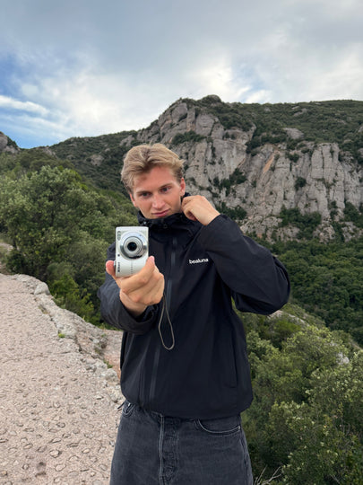 Avec un appareil photo à la montagne
