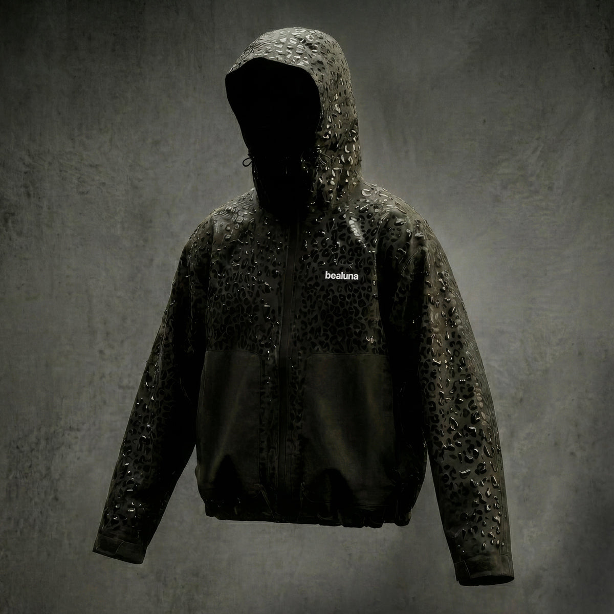 Studio sur fond sombre, veste mouillée